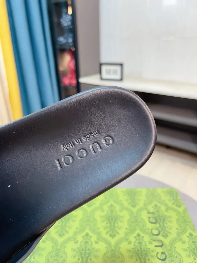 Men's Men's Shoes💰300🌸🌸【GUCCI New Style】This slipper is made of GG polyester fiber and is decorated with the Gucci label on the front, adding a bold logo feel to the style. "Gucci Made in Italy" stamped label Rubber sole Flat Made in Italy Men's sizes 39 to 45, (46. Customized
